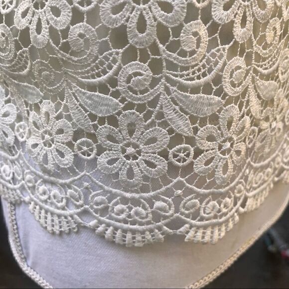 UNIQLO LACE SLEEVELESS TOP SMALL - Picture 7 of 14